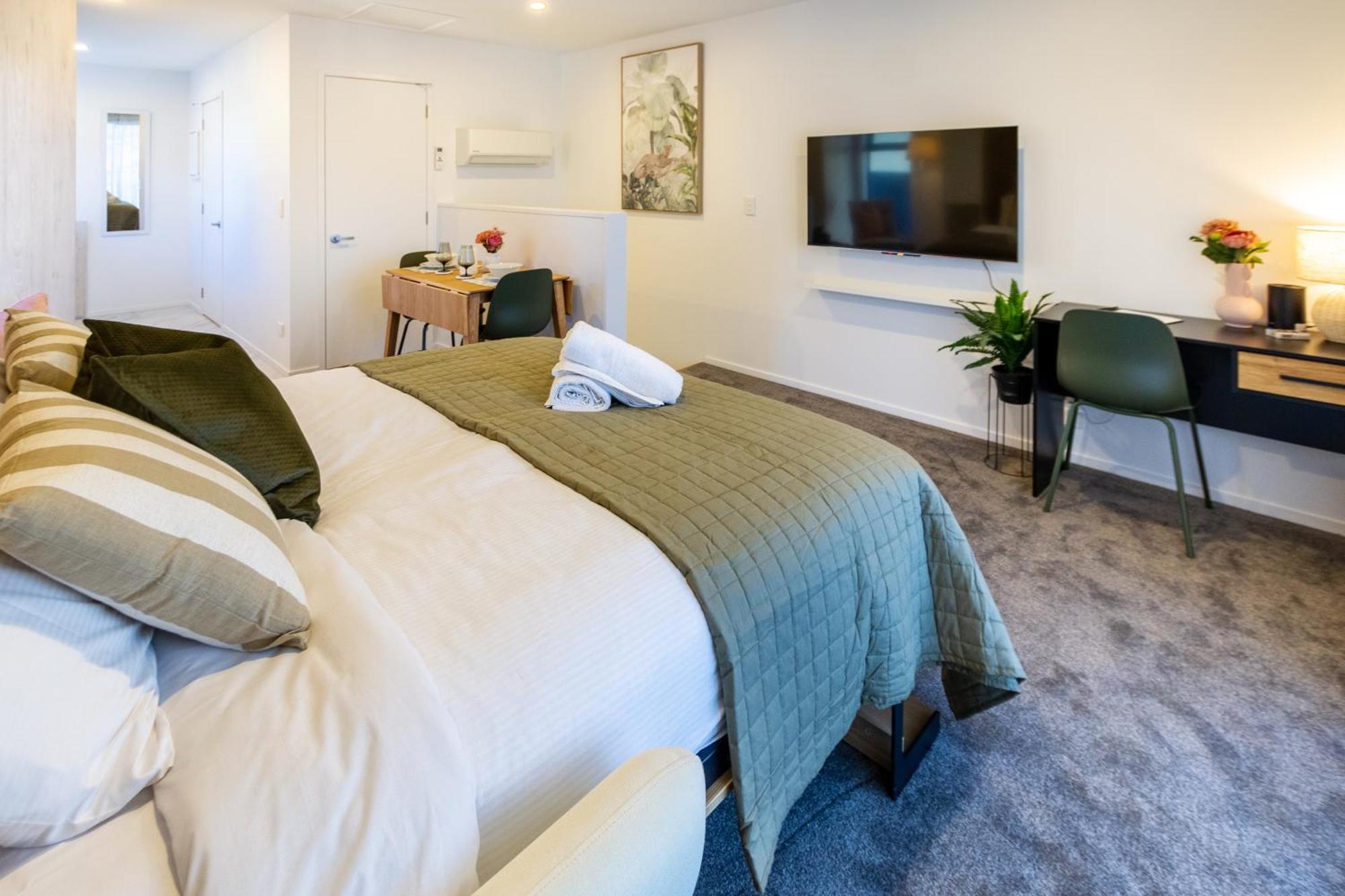 Luxury Studio With Balcony - Close To Supermarket Christchurch Exterior foto