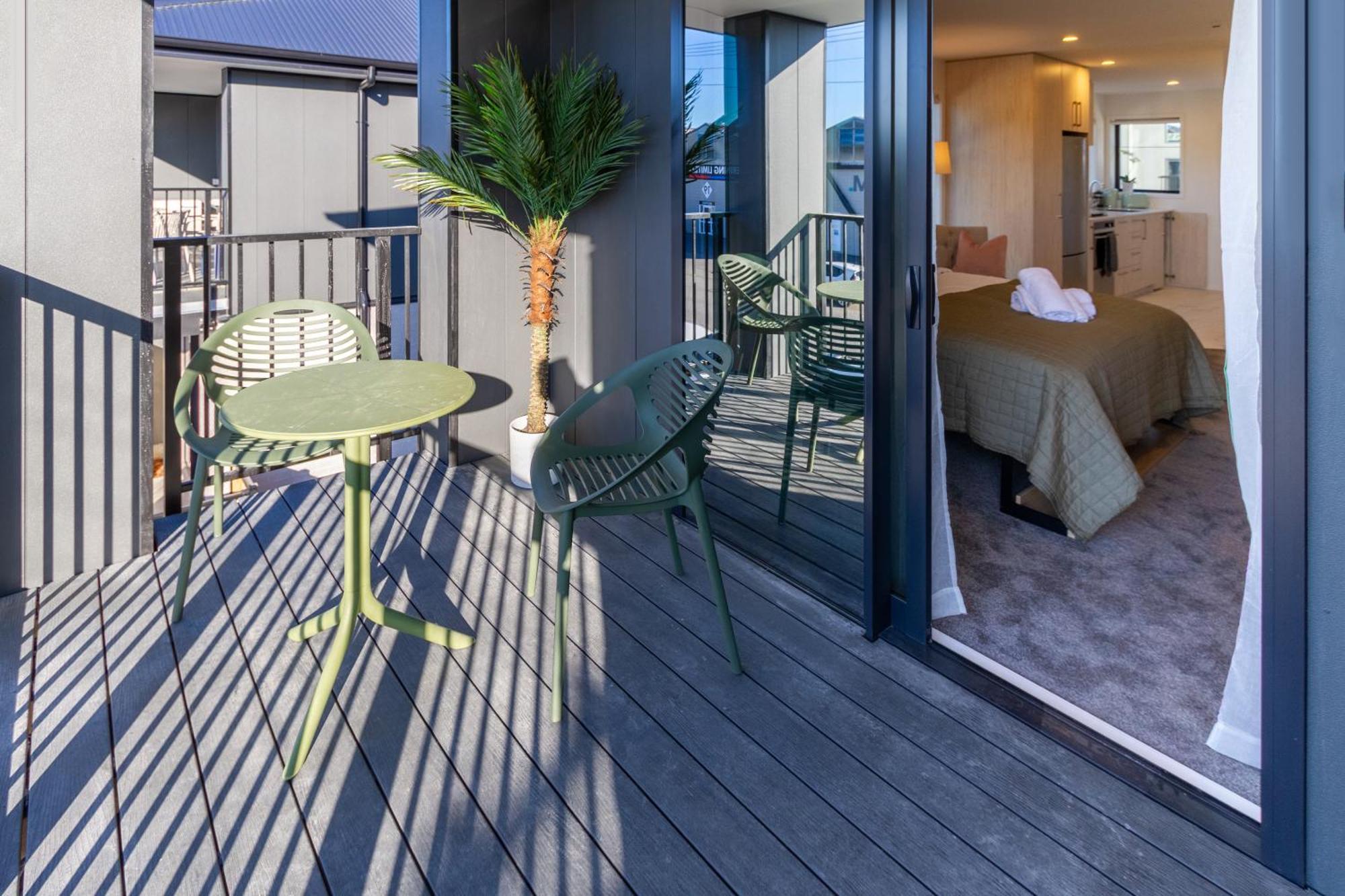 Luxury Studio With Balcony - Close To Supermarket Christchurch Exterior foto